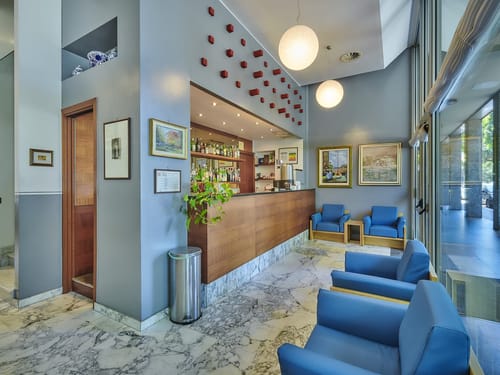 moderne Bar mit Loungemöbeln