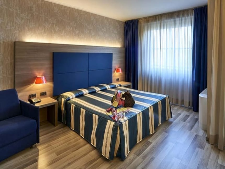 Hotelzimmer mit einer Sitzgelegenheit