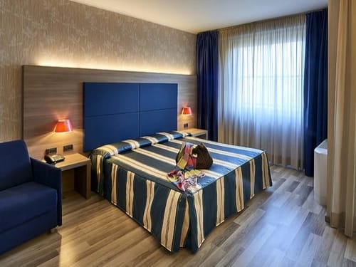 Hotelzimmer mit einer Sitzgelegenheit