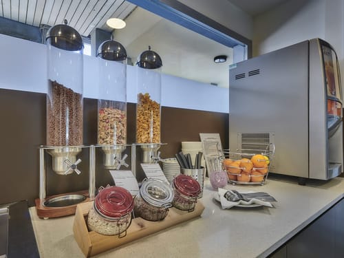 Saft und Müsliangebot am Buffet