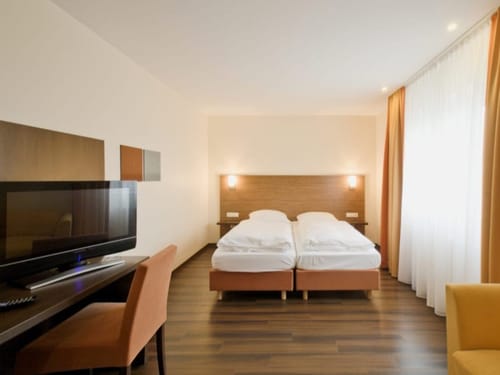 Komfortables Doppelzimmer im Hotel – modern eingerichtet mit TV und Schreibtisch
