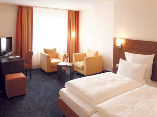Komfortables Hotelzimmer mit Sitzecke und stilvoll eingerichteter Ausstattung