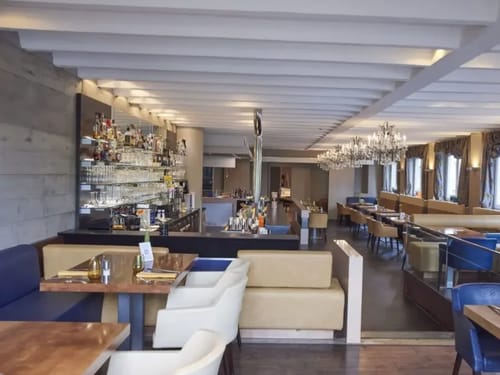 Modernes Restaurant-Interieur mit Bar und stilvollem Ambiente