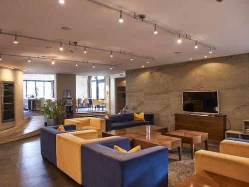 Stilvolle Hotel-Lounge mit eleganter Sitzgruppe in Blau und Gold