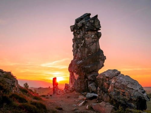 Die Teufelsmauer im Harz leuchtet im goldenen Abendlicht
