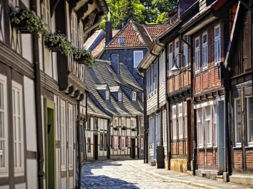 Idyllische Fachwerkgasse in der Goslar Altstadt – ein lebendiges Zeugnis mittelalterlicher Baukunst im Harz
