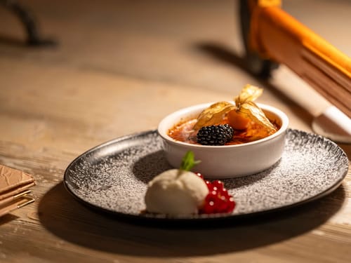 Süße Nachspeise mit Früchten