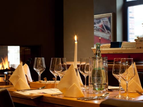 festich gedeckter Tisch mit weißen Servietten