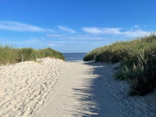Sandweg zum Strand mit Blick auf das Meer