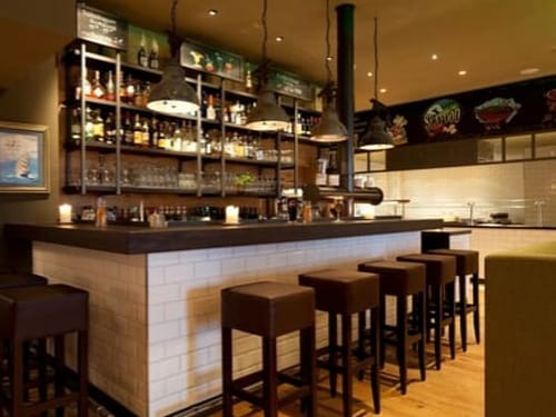 Bar im Hotel mit verschiedenen Sitzgelegenheiten
