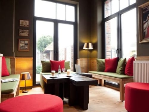 Loungebereich mit kleiner Sitzbank, Hocker und Tisch