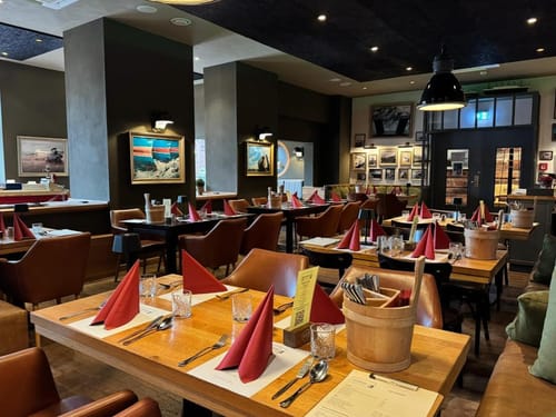 Hotelrestaurant mit verschieden gedeckten Tischgruppen
