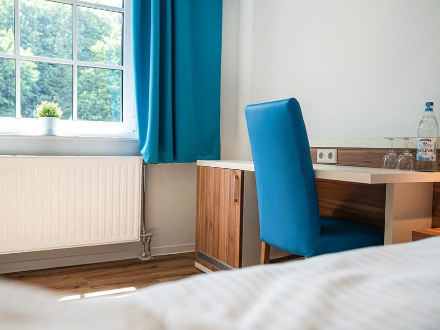 Standard Zimmer mit Schreibtisch und Stuhl