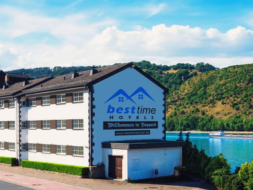 Ansicht Hotel bei Sonnenschein