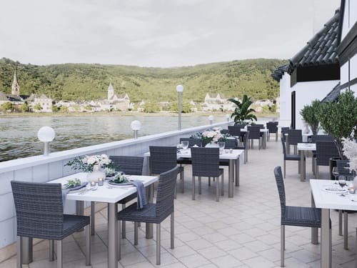 Hotelterrasse mit eingedeckten Tischgruppen