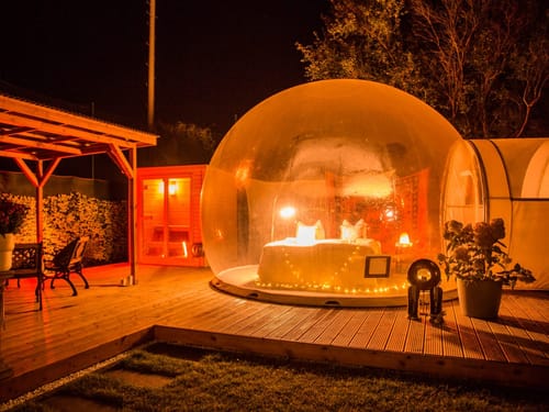 beleuchtetes Bubble Tent am Abend