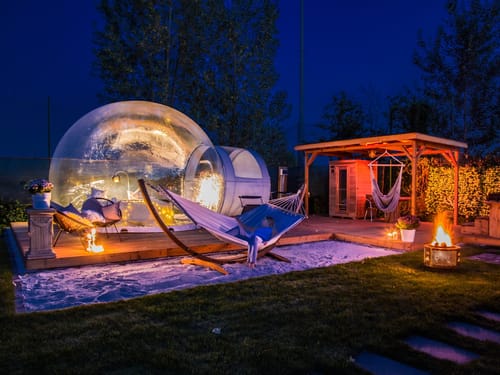 Bubble Tent beleuchtet am Abend