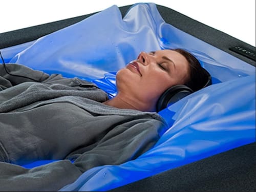 Frau bei einer Dry Floating Behandlung