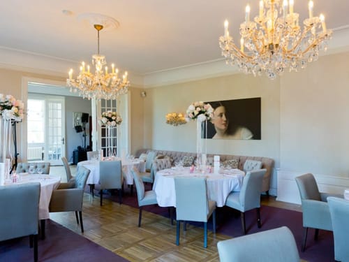festlich eingedeckte Tische im Hotelrestaurant
