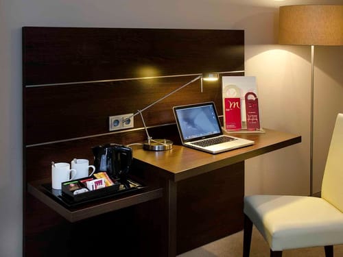 kleiner Schreibtisch mit Stuhl und Kaffee und Teezubereiter im Doppelzimmer