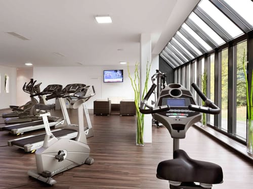 verschiedene Cardio Geräte im Fitnessraum