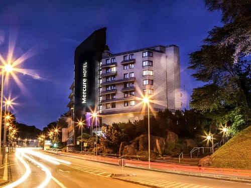 Außenansicht des Hotels am Abend
