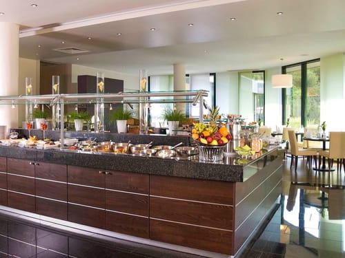 Frühstücksbuffet mit einer vielfältigen Auswahl