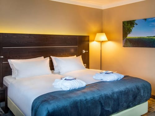 modernes Doppelzimmer mit Boxspringbett