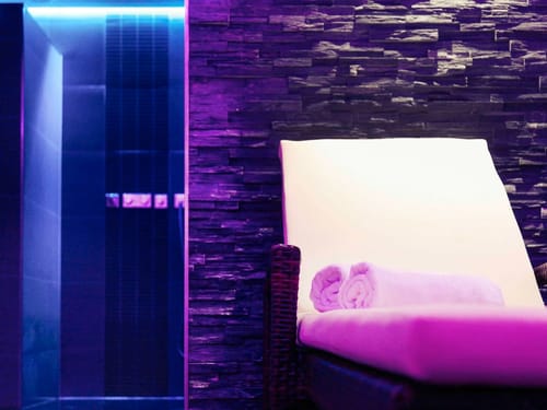 Relaxliege im Wellnessbereich