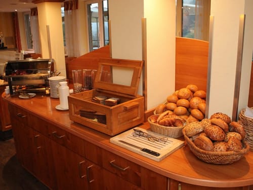 Buffet mit Brötchen