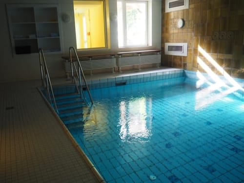 Kleines Schwimmbad im Hotel