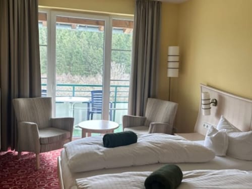 Kleines Zimmer mit einer Sitzecke