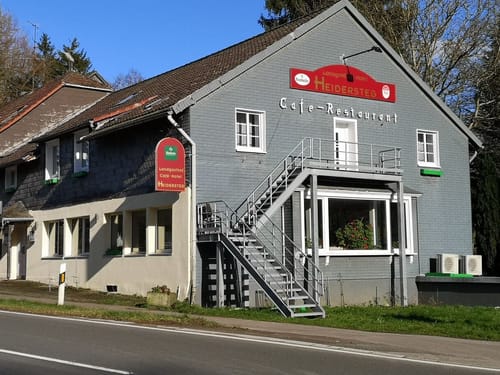 Hotelansicht bei Sonnenschein