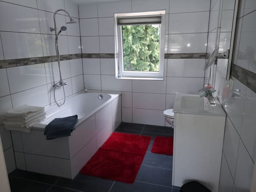 Badbereich mit WC, Waschtisch und Badewanne