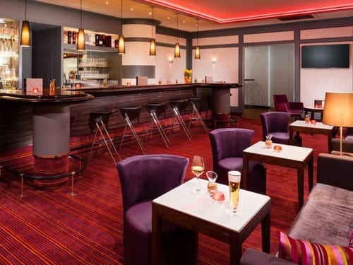 Hotelbar in bunten Farben