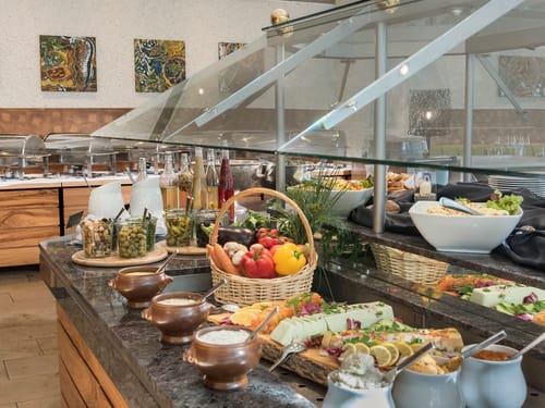 Viele Speisen am Frühstücksbuffet