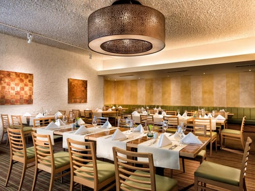 Modernes Restaurant mit vielen Sitzplätzen