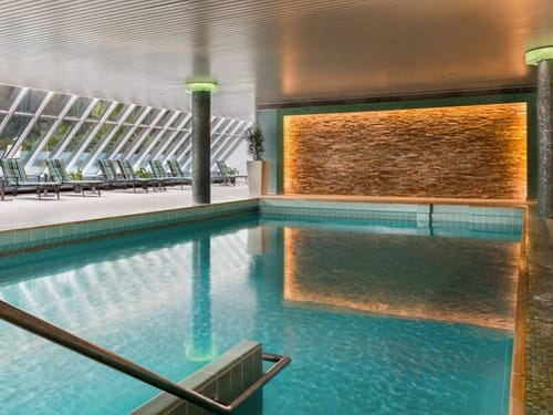 Schwimmbad mit Liegen