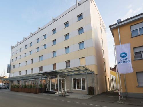 Hotelansicht bei Tag