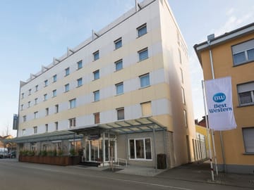 Hotelansicht bei Tag