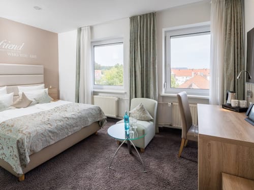 Doppelzimmer Klassik mit Boxspringbett, Sessel, Schreibtisch und TV