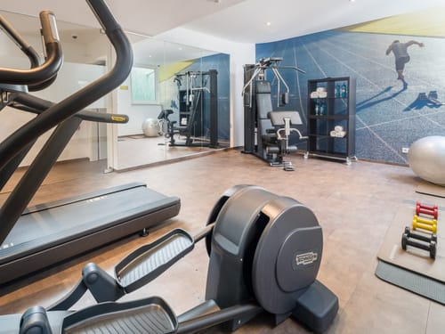 Fitnessraum mit verschiedenen Cardio und Kraftgeräten