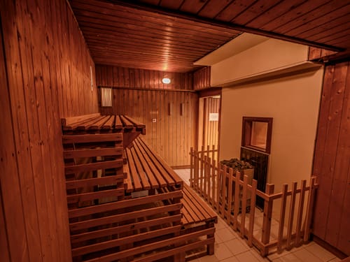 Finnische Sauna mit Holzbänken und Saunaofen – Wellness und Entspannung