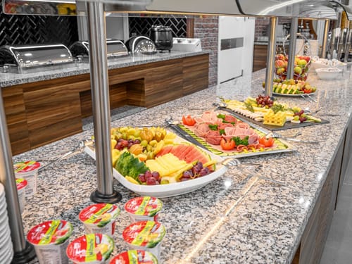 Frühstücksbuffet mit Obst, Wurst und Käse – Hotelrestaurant Buffettheke