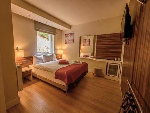 Komfortables Hotelzimmer mit Doppelbett und moderner Einrichtung