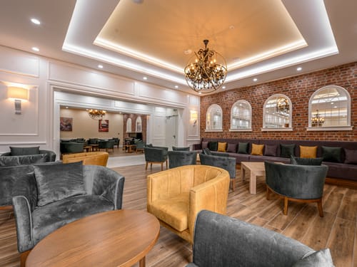 Luxuriöse Lounge mit industriellem Charme – Stilvoller Aufenthaltsbereich