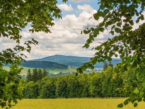 Panoramablick auf den Fichtelberg im Erzgebirge – Naturlandschaft Sachsen