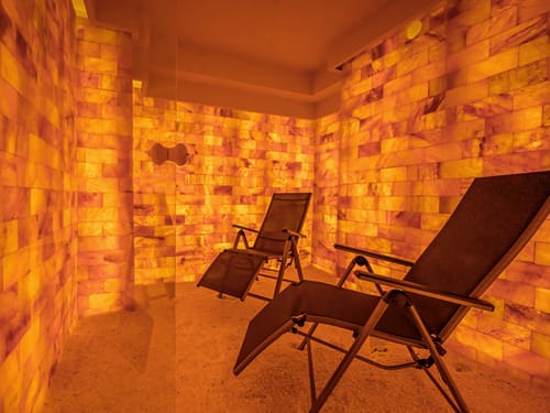Salzgrotte – Wohlfühloase mit Himalaya-Salzkristallwänden und Liegestühlen