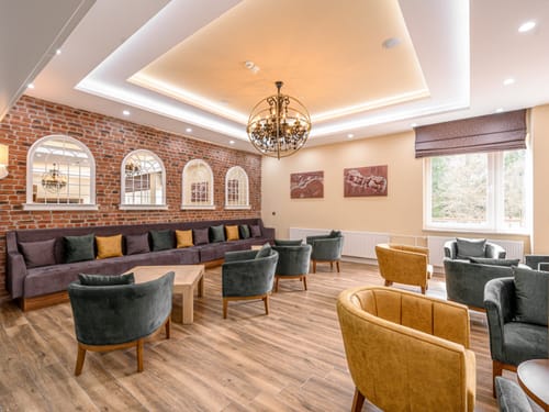 Stilvolle Hotellounge mit rustikalem Backsteincharme und modernem Design