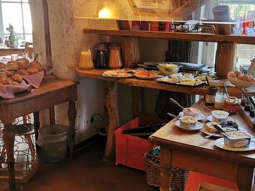 Brötchen, Säfte, Auswahl an Wurst und Käse sowie verschiedene Brotaufstriche auf dem Buffet